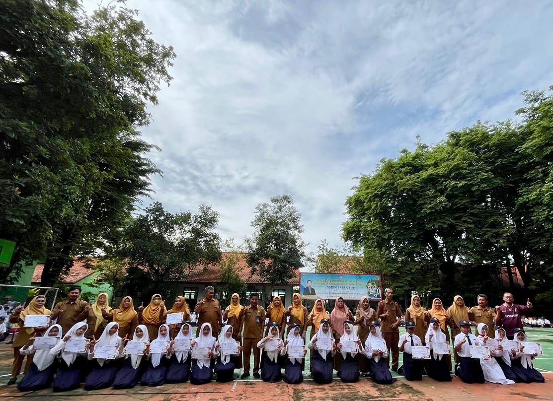 Penyerahan Penghargaan Peringkat 1 Kelas: Apresiasi Prestasi Siswa SMP Negeri 1 Mantup