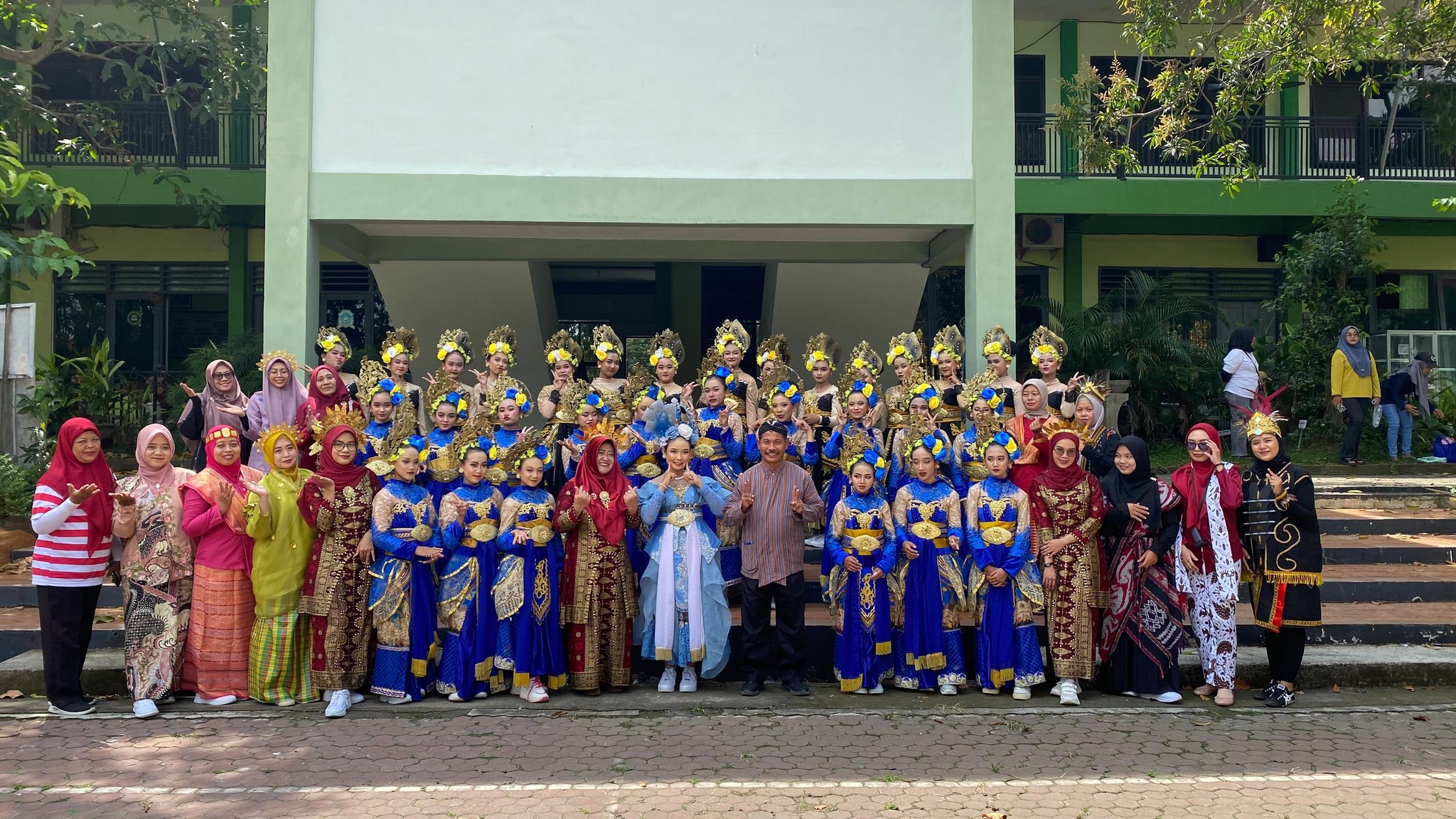 Semarak Karnaval SMPN 1 Mantup Meriahkan Peringatan HUT RI ke-80 Tahun 2025